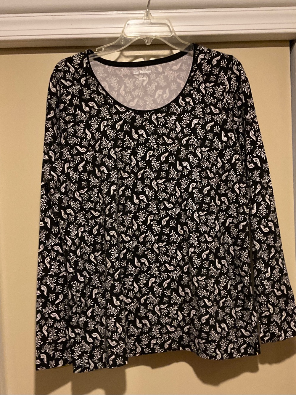 Kim Rodgers Black & White Floral Long-Sleeve Women's Top